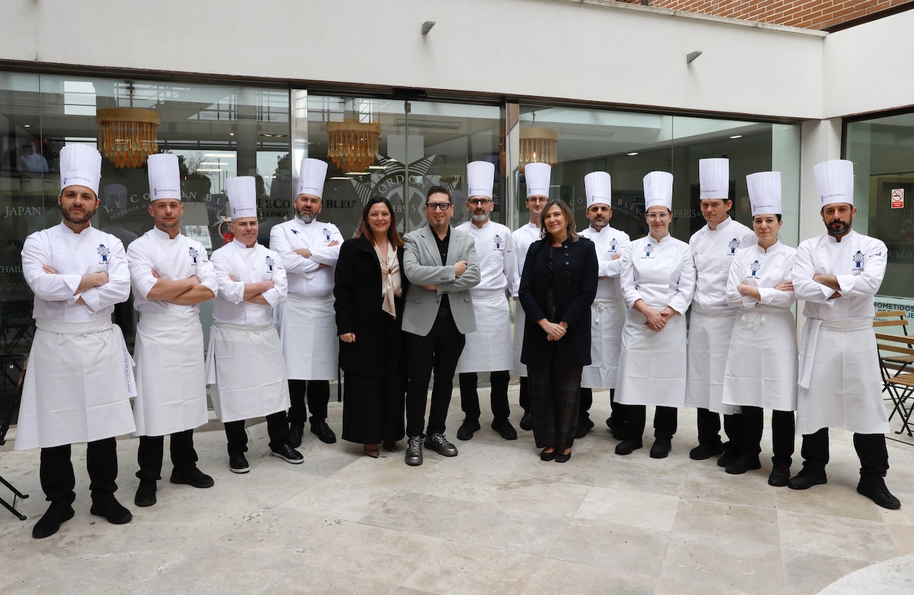 Periko Ortega, chef del restaurante ReComiendo* apadrina la primera promoción de 2026 de Le Cordon Bleu Madrid.